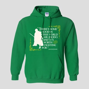 K&ouml;nnte beinhalten: Gr&uuml;ner Kapuzenpullover mit einer wei&szlig;en Silhouette einer Person, die ein Schwert h&auml;lt, und einem Zitat aus Der Herr der Ringe: "Es gibt Gutes in dieser Welt, Mr. Frodo, und es ist das K&auml;mpfen wert." - Samwise Gamgee