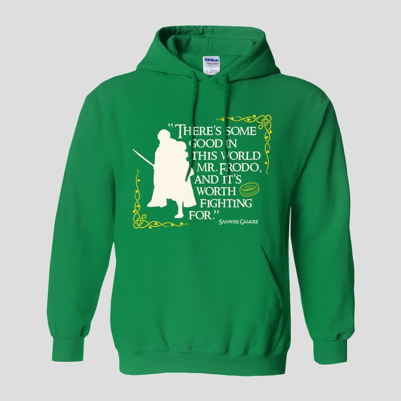 K&ouml;nnte beinhalten: Gr&uuml;ner Kapuzenpullover mit einer wei&szlig;en Silhouette einer Person, die ein Schwert h&auml;lt, und einem Zitat aus Der Herr der Ringe: "Es gibt Gutes in dieser Welt, Mr. Frodo, und es ist das K&auml;mpfen wert." - Samwise Gamgee