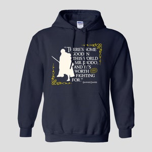 K&ouml;nnte beinhalten: Dunkelblauer Kapuzenpullover mit einer wei&szlig;en Silhouette einer Person, die ein Schwert h&auml;lt, und einem Zitat aus Der Herr der Ringe: "Es gibt noch Gutes in dieser Welt, Mr. Frodo, und es ist das K&auml;mpfen wert." - Samwise Gamgee