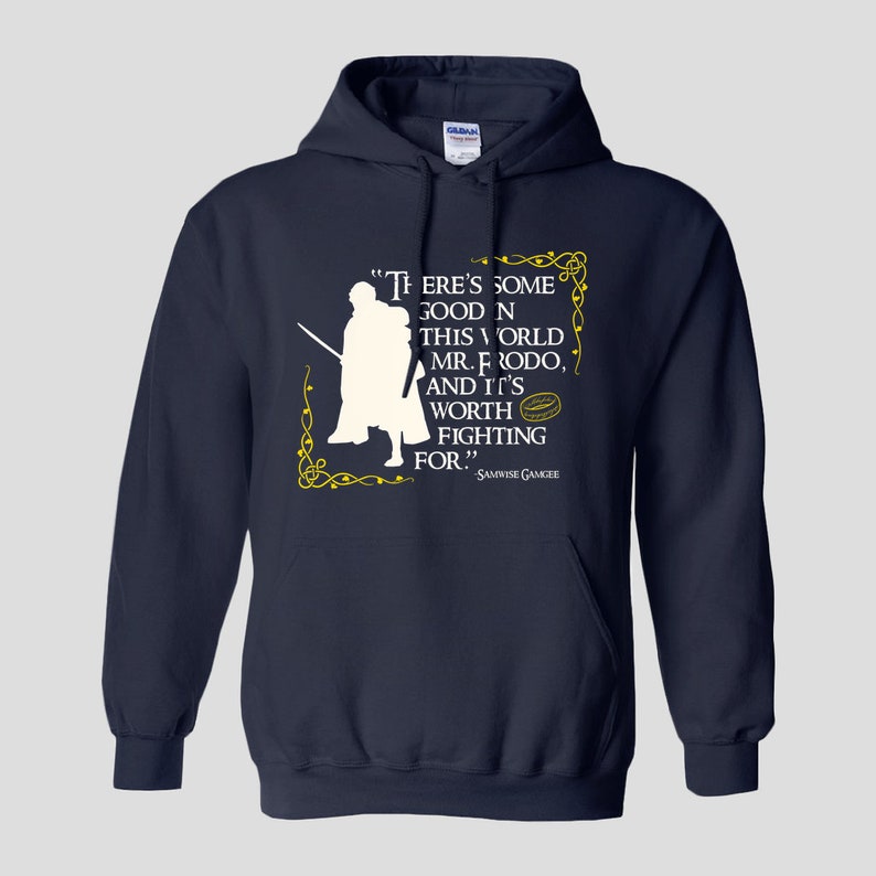 K&ouml;nnte beinhalten: Dunkelblauer Kapuzenpullover mit einer wei&szlig;en Silhouette einer Person, die ein Schwert h&auml;lt, und einem Zitat aus Der Herr der Ringe: "Es gibt noch Gutes in dieser Welt, Mr. Frodo, und es ist das K&auml;mpfen wert." - Samwise Gamgee