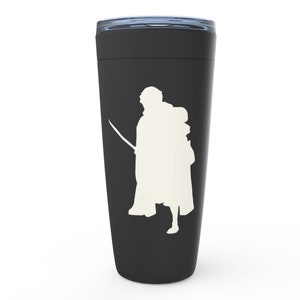 K&ouml;nnte beinhalten: Schwarze Reisebecher mit einer wei&szlig;en Silhouette einer Person, die ein Schwert h&auml;lt.
