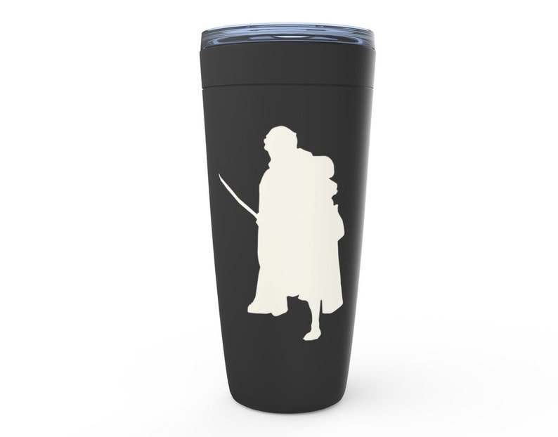 K&ouml;nnte beinhalten: Schwarze Reisebecher mit einer wei&szlig;en Silhouette einer Person, die ein Schwert h&auml;lt.