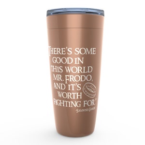 K&ouml;nnte beinhalten: Eine kupferfarbene Reise-Thermoskanne mit einer wei&szlig;en Aufschrift, die lautet "There's some good in this world Mr. Frodo, and it's worth fighting for - Samwise Gamgee". Die Tasse hat ein kleines, wei&szlig;es, stilisiertes Ringdesign.