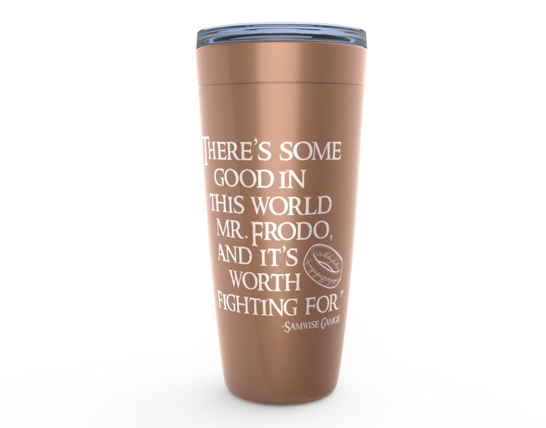K&ouml;nnte beinhalten: Eine kupferfarbene Reise-Thermoskanne mit einer wei&szlig;en Aufschrift, die lautet "There's some good in this world Mr. Frodo, and it's worth fighting for - Samwise Gamgee". Die Tasse hat ein kleines, wei&szlig;es, stilisiertes Ringdesign.