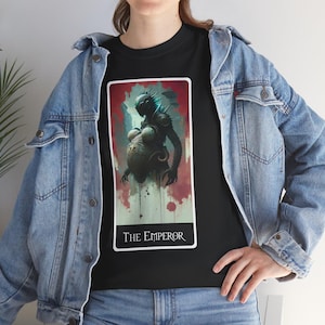 Maglietta unisex con la carta dei tarocchi dell'imperatore, taglia piccola, media, grande, XL, 2XL, 3XL, 4XL, 5XL. Colori multipli, tra cui nero, verde, blu, viola e altro ancora.