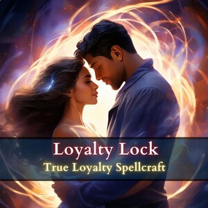 以下が含まれることがあります： 輝くような神秘的な光の中で、カップルが抱き合っています。彼らの下に「Loyalty Lock」と「True Loyalty Spellcraft」の文字が表示されています。