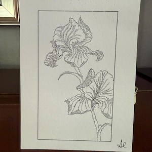 Könnte beinhalten: Eine Schwarzweiß-Zeichnung von zwei Iris-Blumen. Die Zeichnung besteht aus winzigen Punkten und ist unten rechts mit "Ae" signiert.