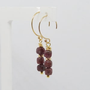 Rubin Ohrringe, Rubin baumeln Ohrringe, Rubin Tropfen Ohrringe, Natürlicher Rubin, Edelstein Ohrringe, Schmuck Juli Birthstone, Geschenk zum 40