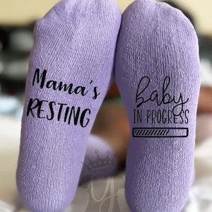 Prezent na Baby Shower, skarpetki dla mamy z napisem „Mama Resting Baby In Progress”, ogłoszenie o ciąży, przyszła mama, skarpetki dla nowej mamy, prezent dla mamy dziecka, prezent dla nowego dziecka