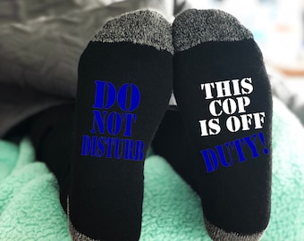 Regalo de oficial de policía, regalo de policía, regalos para hombres, no molestar, este policía está fuera de servicio, calcetines de policía fuera de servicio, regalos únicos, regalos de Navidad
