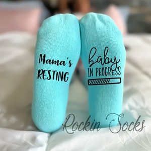 Prezent na Baby Shower, skarpetki dla mamy z napisem „Mama Resting Baby In Progress”, ogłoszenie o ciąży, przyszła mama, skarpetki dla nowej mamy, prezent dla mamy dziecka, prezent dla nowego dziecka