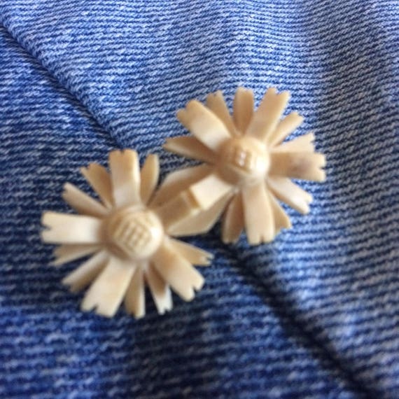1920s-30s ivory colored carved floral celluloid p… - image 1
