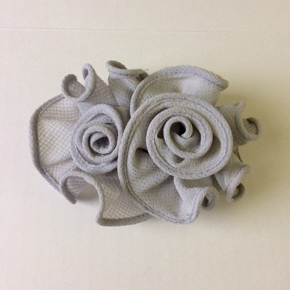 Vintage gray floral patterned fabric barrette. - image 6