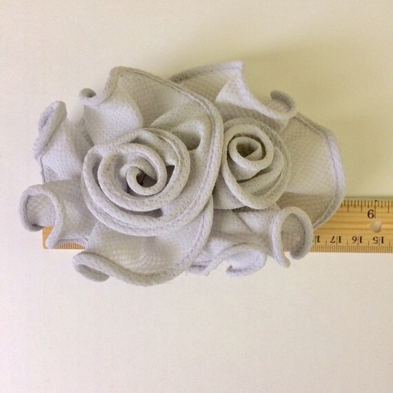 Vintage gray floral patterned fabric barrette. - image 3