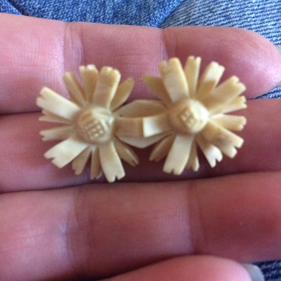 1920s-30s ivory colored carved floral celluloid p… - image 2