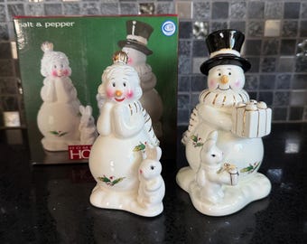 Salero y pimentero de porcelana Vintage Home for the Holidays con forma de muñeco de nieve (Sr. y Sra. Snowman).