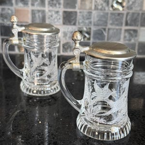 Vintage BMF etsad glasölstein med shotglas – tennlock, tyska fåglar (7,5 cm hög)
