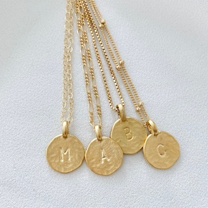 Collier lettre personnalisé pièce d'or collier avec breloques initiales disque estampé cadeau collier pièce en or vermeil collier rempli d'or de tous les jours