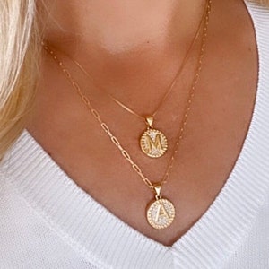 Gold Letter Coin Necklace Initial Circle Charm Gold Filled Chain Disc Medallion Necklaces Personalized Girlfriend Gift Bridal Party Jewelry