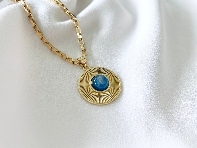 Vintage Style Medallion Necklace Blue Crystal Pendant Necklace Gold Filled Thick Link Paperclip Chain 70s inspired Jewelry Blue Gemstone zdjęcie 8