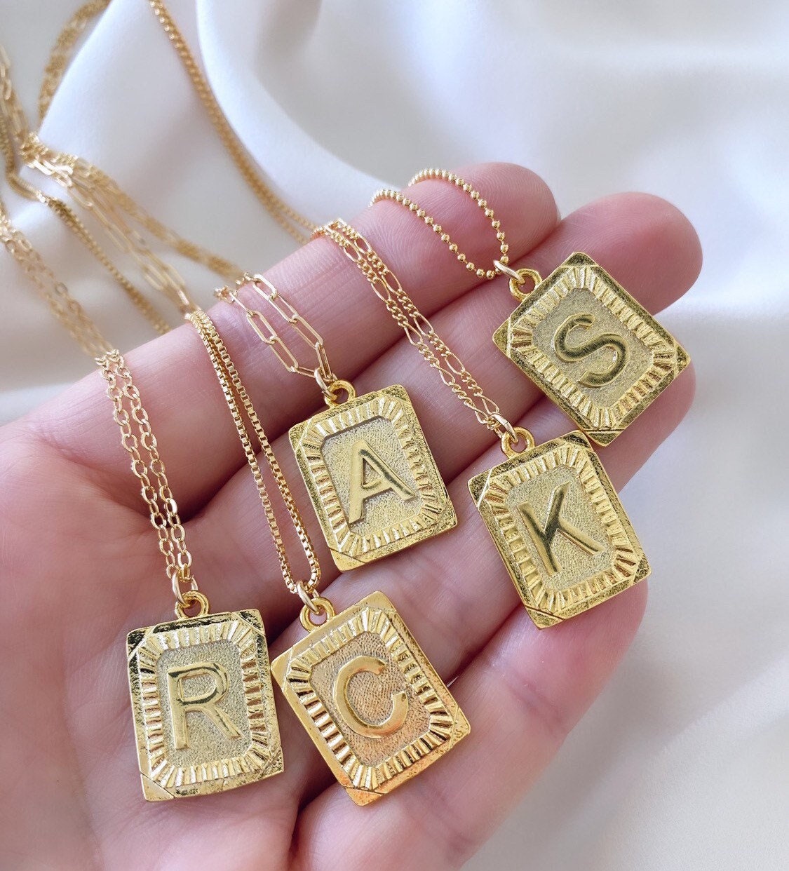 LOUIS VUITTON Me & Me Necklace, Letter V Gold Metal