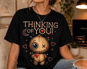 Thinking Of You-shirt, schattig goth-T-shirt, griezelig schattig voodoo-popshirt, emo Valentine-shirt, kawaii gotisch grafisch T-shirt, alternatief cadeau