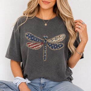 Comfort Colors® Patriotisk trollslända-skjorta, amerikansk flagga Boho-tröja, vintage USA-skjorta - Endast tryck, inte lapp