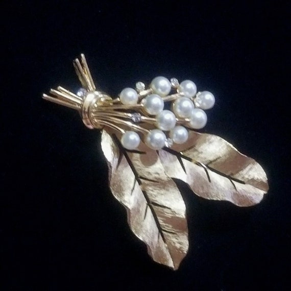 Vintage Signed Crown Trifari Faux Pearl Rhineston… - image 2