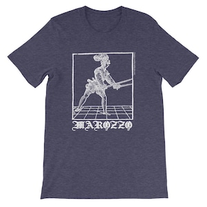 Könnte beinhalten: Ein marineblaues T-Shirt mit einer weißen Illustration einer Figur, die ein Schwert hält. Die Illustration befindet sich in einem weißen Rechteck mit dem Wort "WAROZZO" darunter.