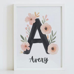 Stampa personalizzata con nome iniziale / Acquerello floreale / Download digitale / Arte murale per la cameretta dei bambini / Decorazione personalizzata per la cameretta dei bambini
