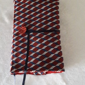 Protège-livre ajustable hauteur 27 cm,  en tissu épais graphique bleu marine et rouge bordeaux, doublé en coton bordeaux