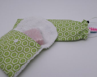 Duo de  pochettes imperméables pour brosse à dent & dentifrice  et savon ou shampooing solide, motifs géométrique vert et blanc