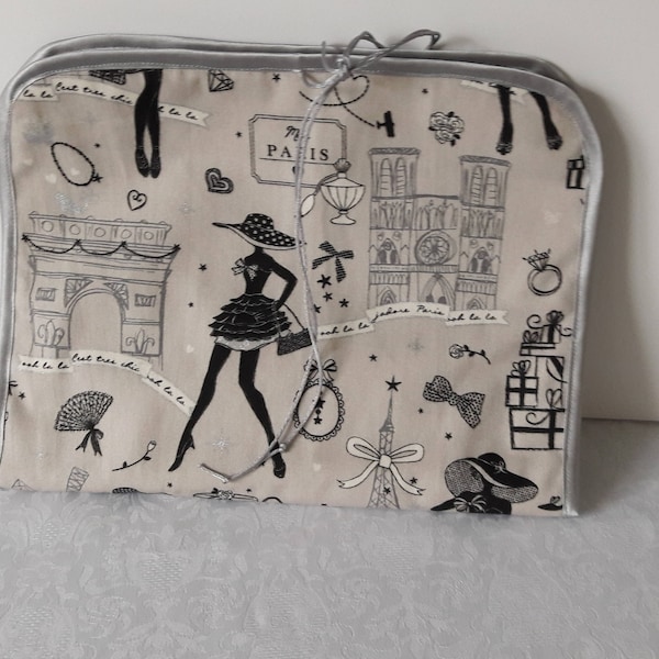 Pochette à lingerie de voyage, en coton sergé "la parisienne"" sur fond gris, 2 poches zippées intérieures.