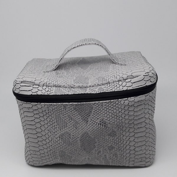 Trousse de toilette vanity GM, en simili cuir serpent gris et coton enduit, et rembourrée