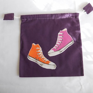 Sac à chaussons pour rentrée maternelle en coton aubergine converses rose et orange appliqués
