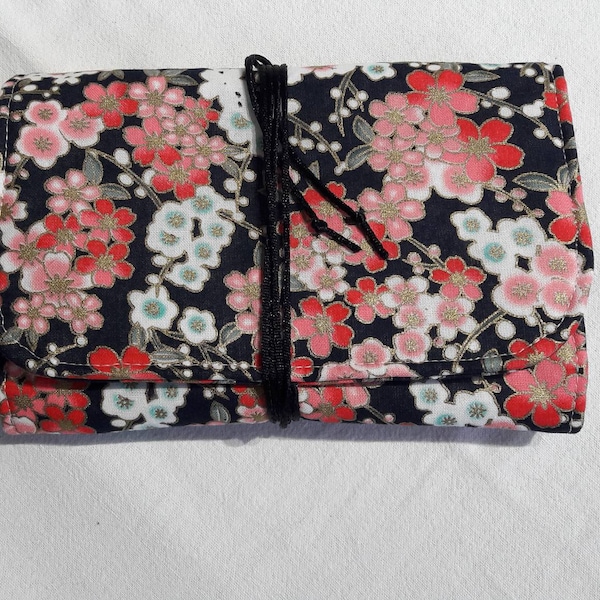 Trousse à bijoux de voyage, matelassée en coton imprimé fleuri japonais  dominante rose et blanc fond noir