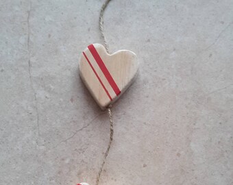 Garland of 3 hearts with red decoration made of wood