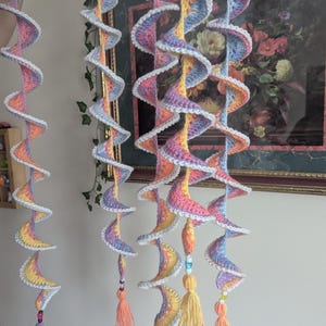 Molinillo de viento en espiral de ganchillo / Decoración colgante de jardín estilo bohemio pastel