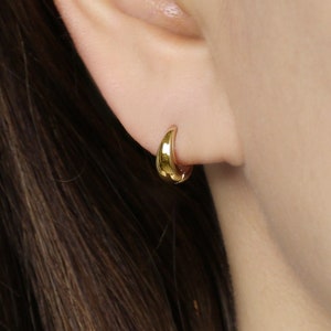 14k Solid Gold U Bold Small Hoop Earring, Simple Hoop Earring, Cartilage Piercing, Lobe Huggie Hoop Earring, Gold Small Hinged Earring
