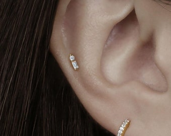 Pendiente de oro macizo de 14 k con forma de baguette de circonitas cúbicas, rosca interna, parte trasera plana, calibre 18, para piercing en el lóbulo, trago, cartílago y hélix.