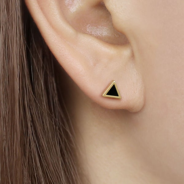 Delikatne kolczyki z trójkątnym onyksem ze złota 14k, minimalistyczna biżuteria, nowoczesne kolczyki, małe czarne kolczyki, czarne kolczyki do chrząstki helisy