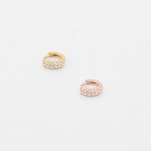 14k Solid Gold MICRO CZ Creolen, zierliche einfache Creolen, Knorpel Piercing, kleine Huggie Creolen, Gold Klapp Hoop