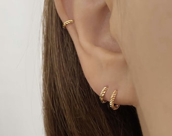 14k Solid Gold Small Comb Cut Hoop Earring, Textured Dainty Hoop Earring, Gold Huggie Hoop, Small Hinged hoop, Cartilage Lobe Earrings