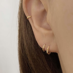14k Solid Gold Small Comb Cut Hoop Earring, Textured Dainty Hoop Earring, Gold Huggie Hoop, Small Hinged hoop, Cartilage Lobe Earrings