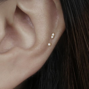 Pendiente de oro macizo de 14 k con microesfera, doble circonita cúbica, rosca interna, parte trasera plana, calibre 18, para piercing en el lóbulo, trago, cartílago y hélix.