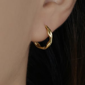 14k Solid Gold Wavy Hoop Earring, Organic Shaped Hoop Earring, Medium Hoop Earring,Huggie Hoop Earring,Gold Small Hinged Hoop Earring, Gift