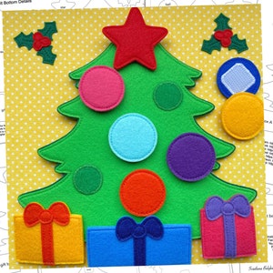 Könnte beinhalten: Ein Filz-Weihnachtsbaum mit einem roten Stern oben und bunten Filz-Ornamenten. Am unteren Ende des Baumes befinden sich außerdem drei Filz-Geschenkboxen mit Schleifen.