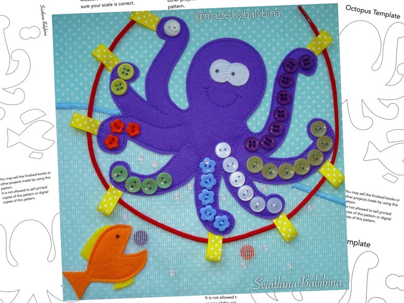 Pode incluir: Um polvo de feltro roxo com oito tent&aacute;culos, cada um com uma fila de bot&otilde;es coloridos. O polvo est&aacute; sobre um fundo azul com bolinhas brancas. H&aacute; um cord&atilde;o vermelho preso ao polvo e um peixe de feltro amarelo com a boca aberta.