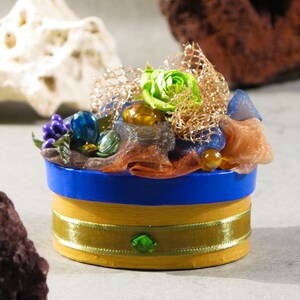 Boite décorative ovale  en carton,  tons bleu, doré et orangé en tissu avec perles et fleurs en décoration
