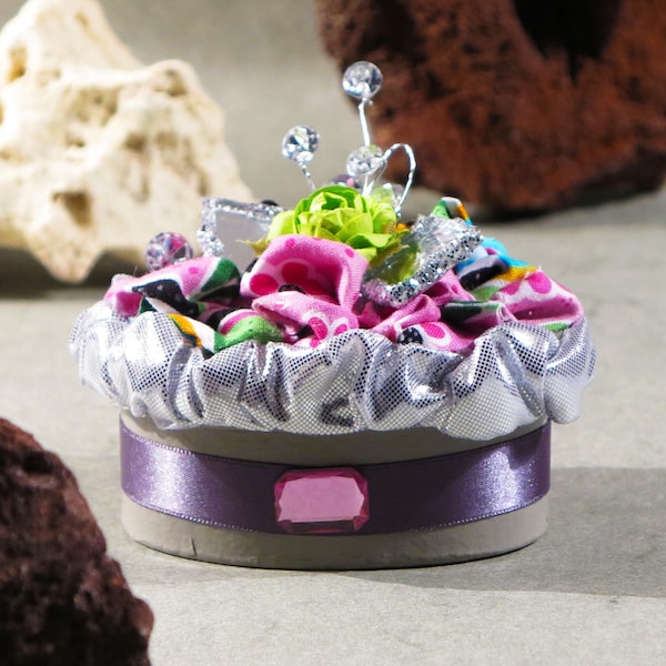 Boite décorative ovale en carton,  tons rose et gris avec tissu, fleur verte et autres objets de decoration